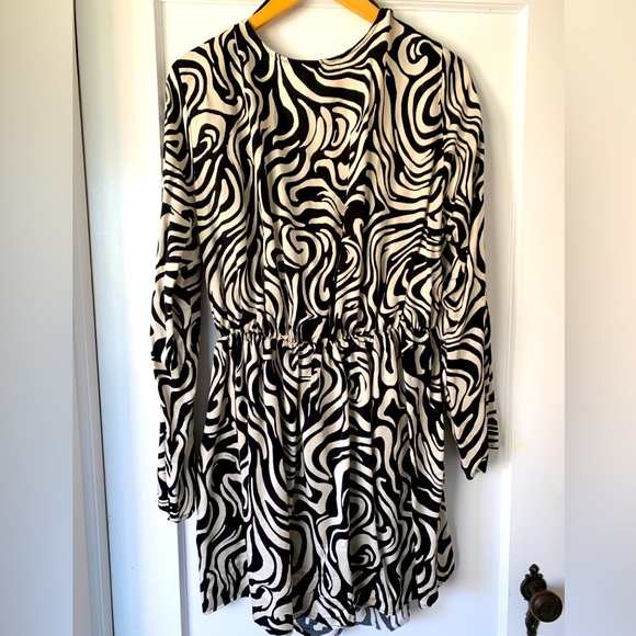 H&M faux wrap around dress in abstract graphic B&W - Picture 4 of 4